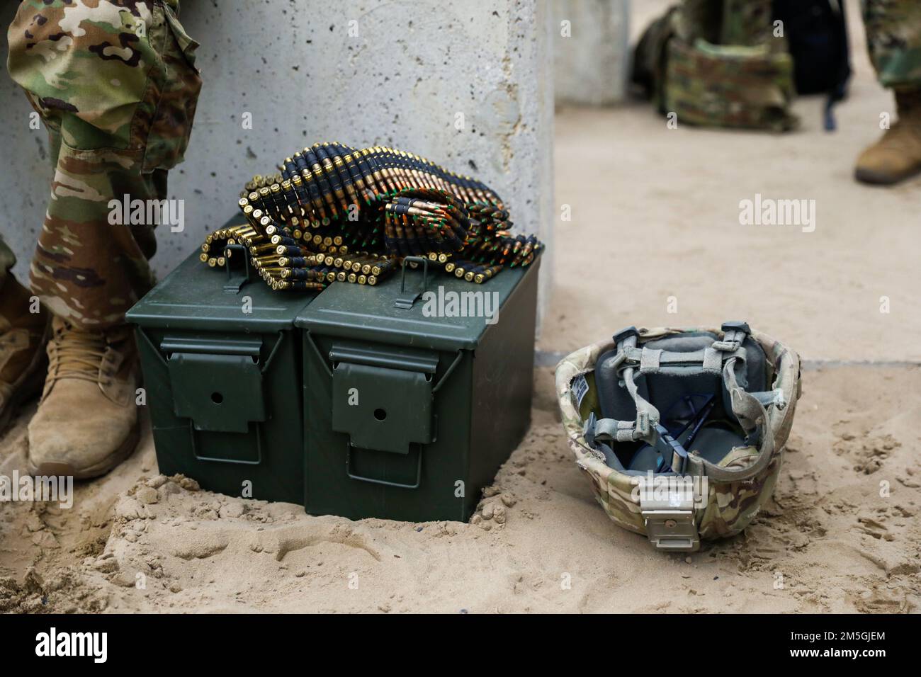 Une ceinture de munitions est prête à être utilisée par les soldats affectés au bataillon de soutien de la brigade 101st, à l'équipe de combat de la brigade blindée 1st, à la division d'infanterie 1st de Zagan, en Pologne, au 17 mars 2022. Les soldats s'entraînent avec les armes qui leur sont attribuées pour s'assurer qu'ils maîtrisent leurs armes et restent des membres efficaces de leur équipe. Banque D'Images Une ceinture de munitions est prête à être utilisée par les soldats affectés au bataillon de soutien de la brigade 101st, à l'équipe de combat de la brigade blindée 1st, à la division d'infanterie 1st de Zagan, en Pologne, au 17 mars 2022. Les soldats s'entraînent avec les armes qui leur sont attribuées pour s'assurer qu'ils maîtrisent leurs armes et restent des membres efficaces de leur équipe. Banque D'Images
