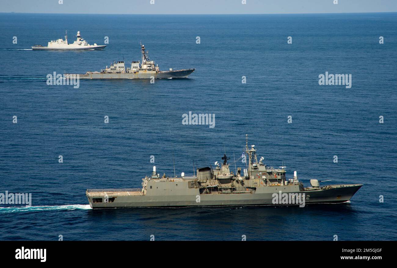 220317-N-DH793-2889 MER IONIENNE (17 mars 2022) de gauche à droite, la frégate de classe Carlo Bergammi DE la Marine italienne, SON Antonio Marceglia (F597), le destroyer à missiles guidés USS Gonzalez (DDG 66) et la frégate grecque de classe Hydra HS Hydra (F 452) transitent la formation de la Mer Ionienne en 2022 mars 17. Le groupe de grève des transporteurs Harry S. Truman est en cours de déploiement aux États-Unis Sixième zone d'exploitation de la flotte à l'appui des intérêts des États-Unis, des alliés et des partenaires en Europe et en Afrique. Banque D'Images