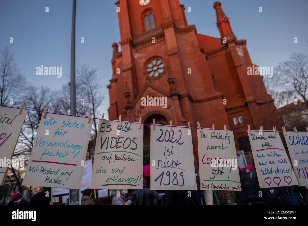 Allemagne, Berlin, 28. 02. 2022, Initiative Gethsemanekiez (contre la prise de l'histoire de l'église de Corona deniers), aujourd'hui sujet Ukraine, avec Banque D'Images