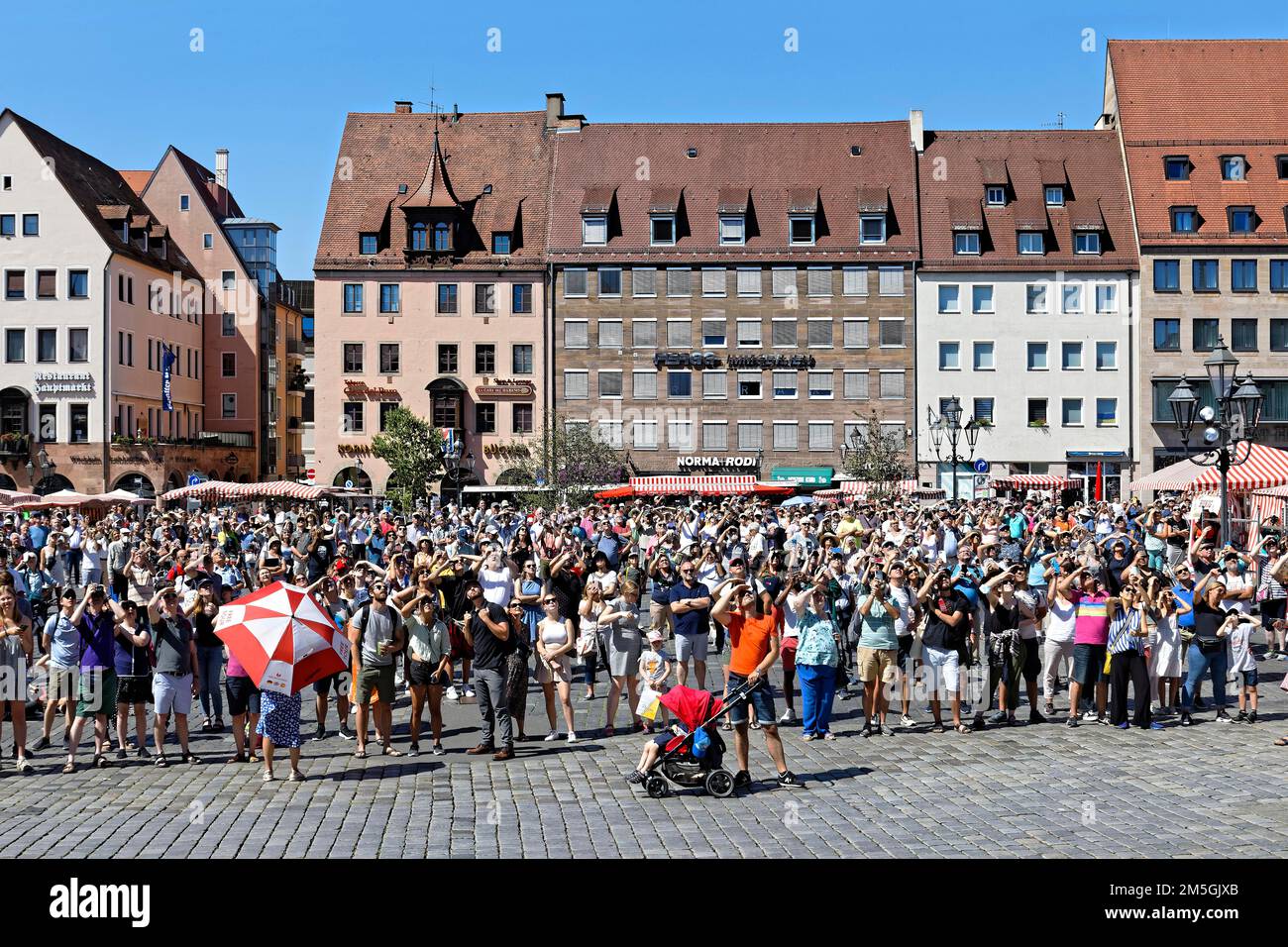 Grande foule regardant Maennleinlaufen à l'église de notre-Dame, aujourd'hui ville catholique romaine église paroissiale de notre-Dame, Hauptmarkt, Nuremberg, Moyen Banque D'Images