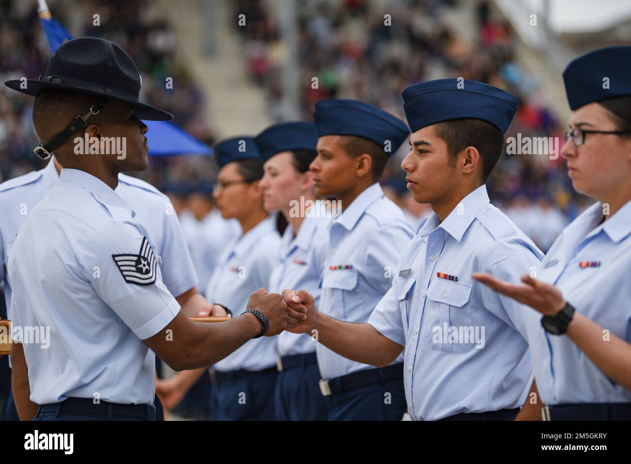 BASE CONJOINTE SAN ANTONIO-LACKLAND, Texas -- plus de 600 aviateurs et gardiens affectés à l'escadron d'entraînement 324 ont obtenu le diplôme de 17 mars 2022, de l'entraînement militaire de base. Le général de division Gregory porter, l'Adjudant général, et le Sgt. Joshua Moore, chef de la Garde nationale du Wyoming, ont passé en revue la cérémonie. Banque D'Images
