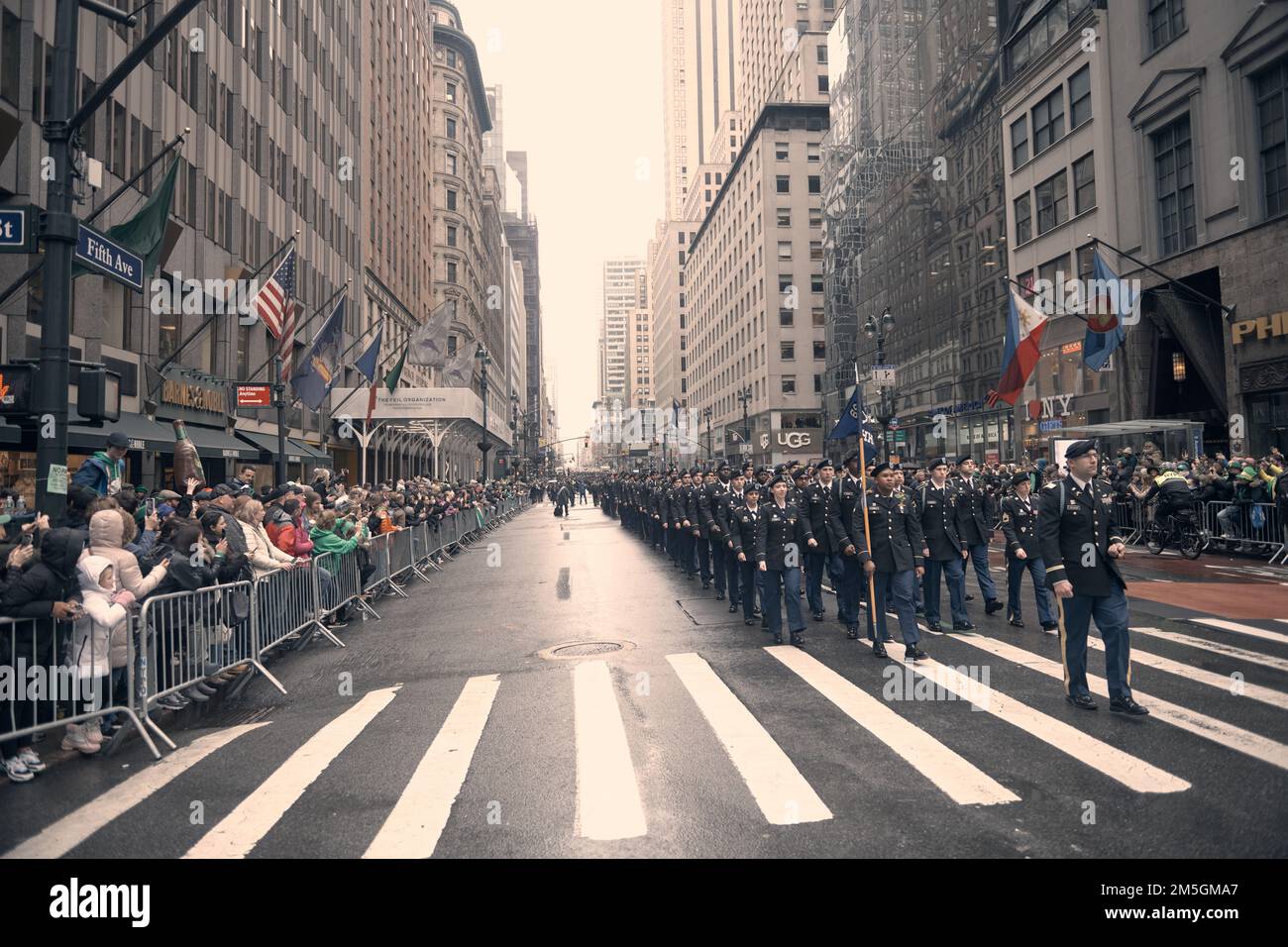 Des soldats du bataillon 1st de la Garde nationale de l'armée de New York, 69th Infantry Regiment, dirigent le St. Défilé de la fête de Patrick, Manhattan, New York, 17 mars 2022. L'infanterie de 69th a commencé la journée, pleine de tradition, à 6 heures avec un toast au whisky, puis à la parade où les responsables de la ville ont estimé que plus de 2 millions se sont présentés à observer qui a eu lieu chaque année depuis 1762, avec les 69th en tête depuis 1851. Banque D'Images