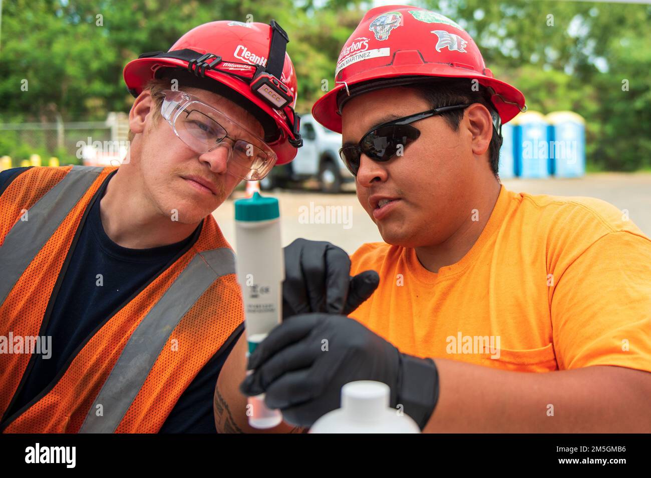 AIEA, Hawaï (17 mars 2022) – Matt Cornman, à gauche, et Jonathan Martinez, sous-traitants du commandement des systèmes d'ingénierie des installations navales, étalonnent l'équipement pour la surveillance en temps réel des échantillons d'eau au puits de Red Hill. États-Unis Navy travaille en étroite collaboration avec le ministère de la Santé d'Hawaii, aux États-Unis Environmental protection Agency et les États-Unis L’Armée de terre restaurera de l’eau potable dans les collectivités d’habitation de la base conjointe Pearl Harbour-Hickam par échantillonnage et rinçage, et par le rétablissement du puits de Red Hill. Pour plus d'informations, rendez-vous sur : www.navy.mil/jointbasewater. Banque D'Images
