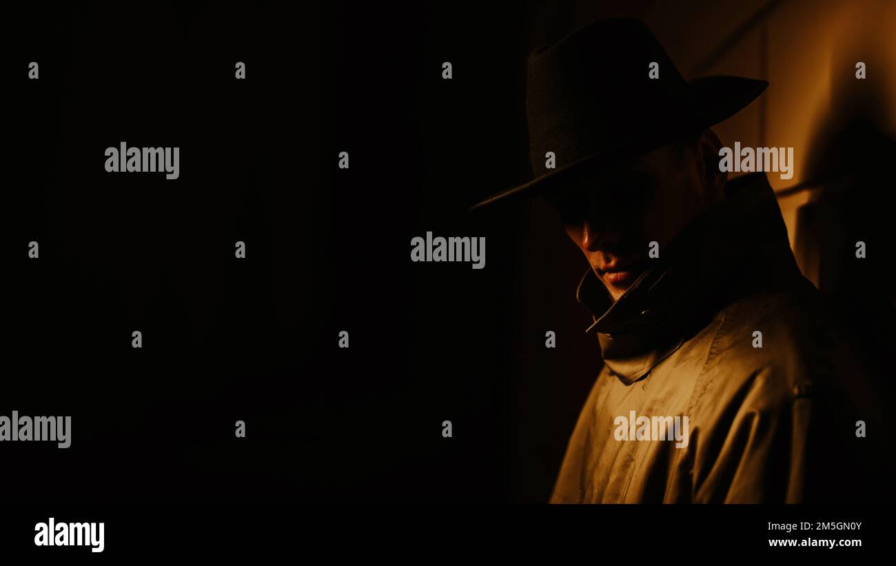 portrait mystérieux dans le style noir d'un détective masculin la nuit Banque D'Images
