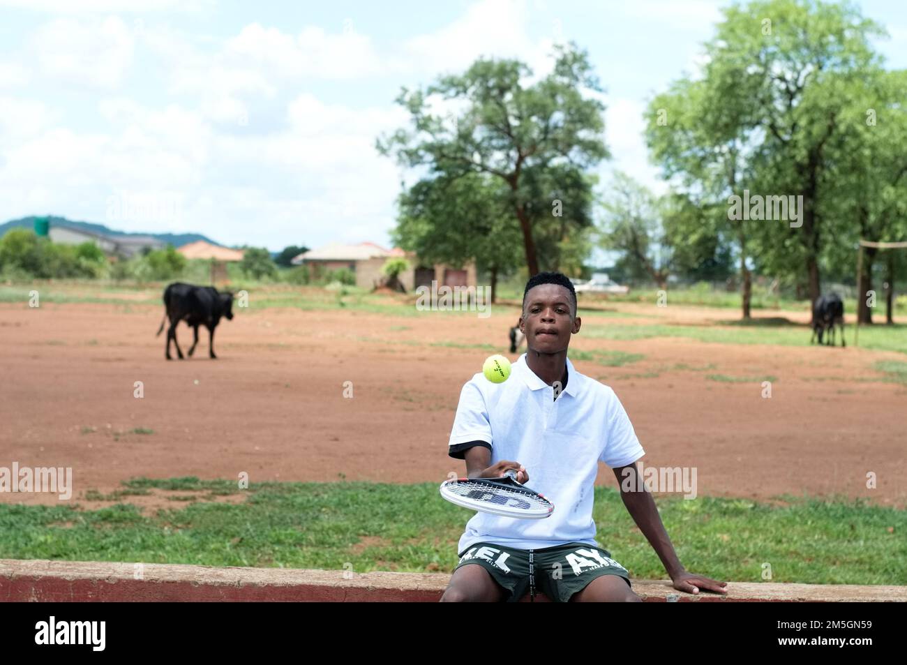 Les joueurs de tennis de village ont reçu un nouveau kit de jeu après la publication d'un article soulignant leur sort, Limpopo, Afrique du Sud Banque D'Images