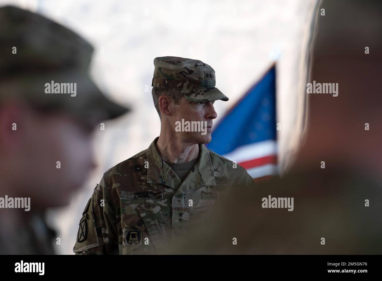 Le général de division William Zana, commandant général de la Force opérationnelle interarmées combinée de la Corne de l'Afrique (CJTF-HOA), participe à une cérémonie d'application de correctifs avec les membres de la Brigade d'amélioration des manœuvres de 404th, à 17 mars 2022. Les 404th soldats de la BAM ont gagné leurs pièces alors qu'ils étaient déployés au CJTF-HOA, situé au Camp Lemonnier, à Djibouti, la seule base militaire permanente du continent africain. (Photo de la Force aérienne par le Sgt. Cody H. Ramirez) Banque D'Images