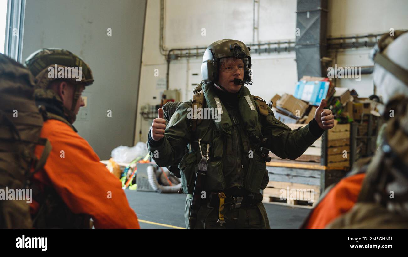 Le caporal Jeffery Kloek de la Royal Netherlands Air Force prépare les États-Unis Marines à charger sur un hélicoptère à bord du HNLMS Rotterdam pendant l'exercice Cold Response 2022, 17 mars 2022. Kloek est un tireur de porte du groupe de réserve de la Force aérienne néerlandaise, et les Marines sont avec le peloton de concept Jaeger (Hunter), 3rd Bataillon, 6th Marine Regiment, 2D Marine Division, II Marine Expeditionary Force. L'exercice Cold Response '22 est un exercice biennal de préparation nationale et de défense norvégien qui a lieu dans toute la Norvège, avec la participation de chacun de ses services militaires, ainsi que de 26 autres North Atla Banque D'Images