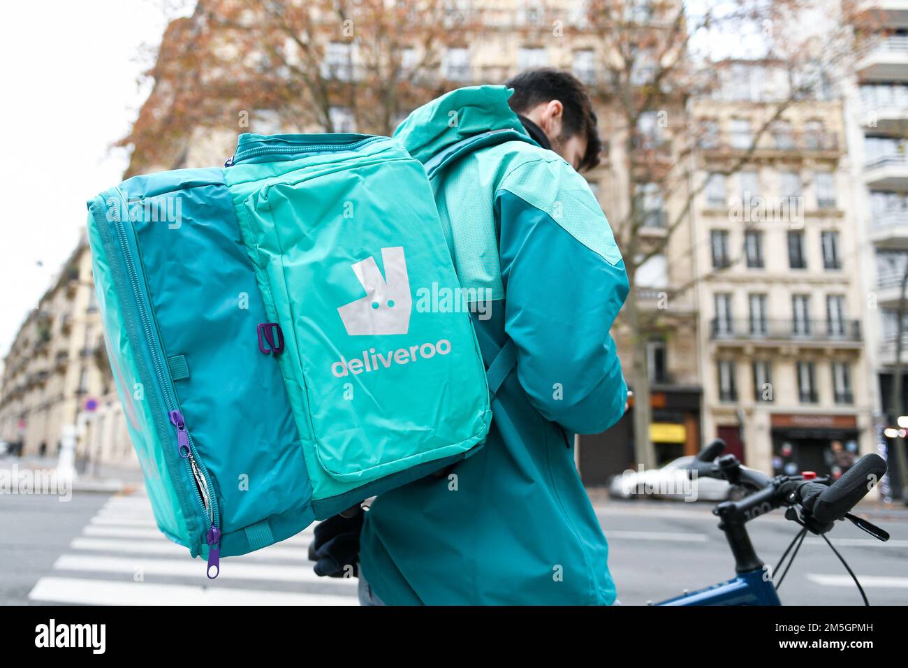 Deliveroo Votre Commande Est En Attente De Confirmation De Paiement L'illustration montre une livraison (homme) pour Deliveroo sur son vélo