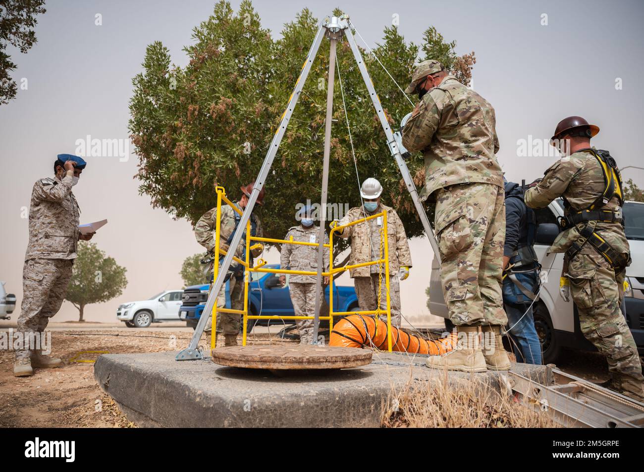 Les aviateurs de l'escadron de communication expéditionnaire 378th et de la Royal Saudi Air Force se préparent à une réparation de fibres optiques à la base aérienne du Prince Sultan, Royaume d'Arabie saoudite, à 17 mars 2022. Les deux services ont effectué une réparation de fibre optique où ils ont fusionné 24 fils de fibre optique ensemble. Banque D'Images