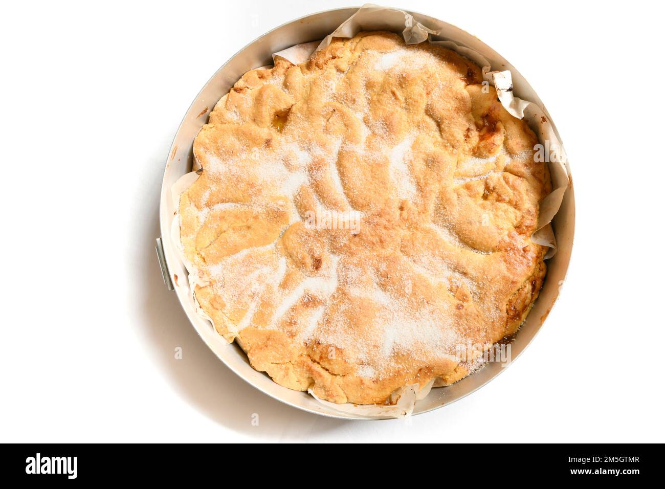 Pâtisserie italienne, tarte aux pommes dans une poêle en acier isolée sur fond blanc Banque D'Images