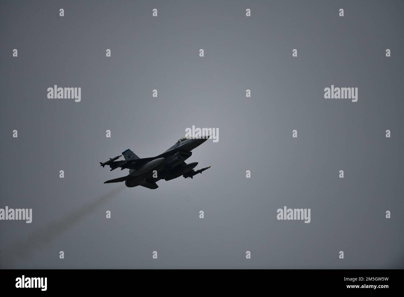 Un faucon de combat F-16 affecté à l'escadre 8th survole la base aérienne de Kunsan, République de Corée, 17 mars 2022. Le F-16, un avion à usage commun pour les nations de l'OTAN, est un avion de chasse compact et multi-rôle prêt à mener des missions de lutte contre l'air, d'interdiction aérienne, de soutien aérien rapproché et de contrôleurs aériens avant dans des conditions de jour et de nuit. Banque D'Images