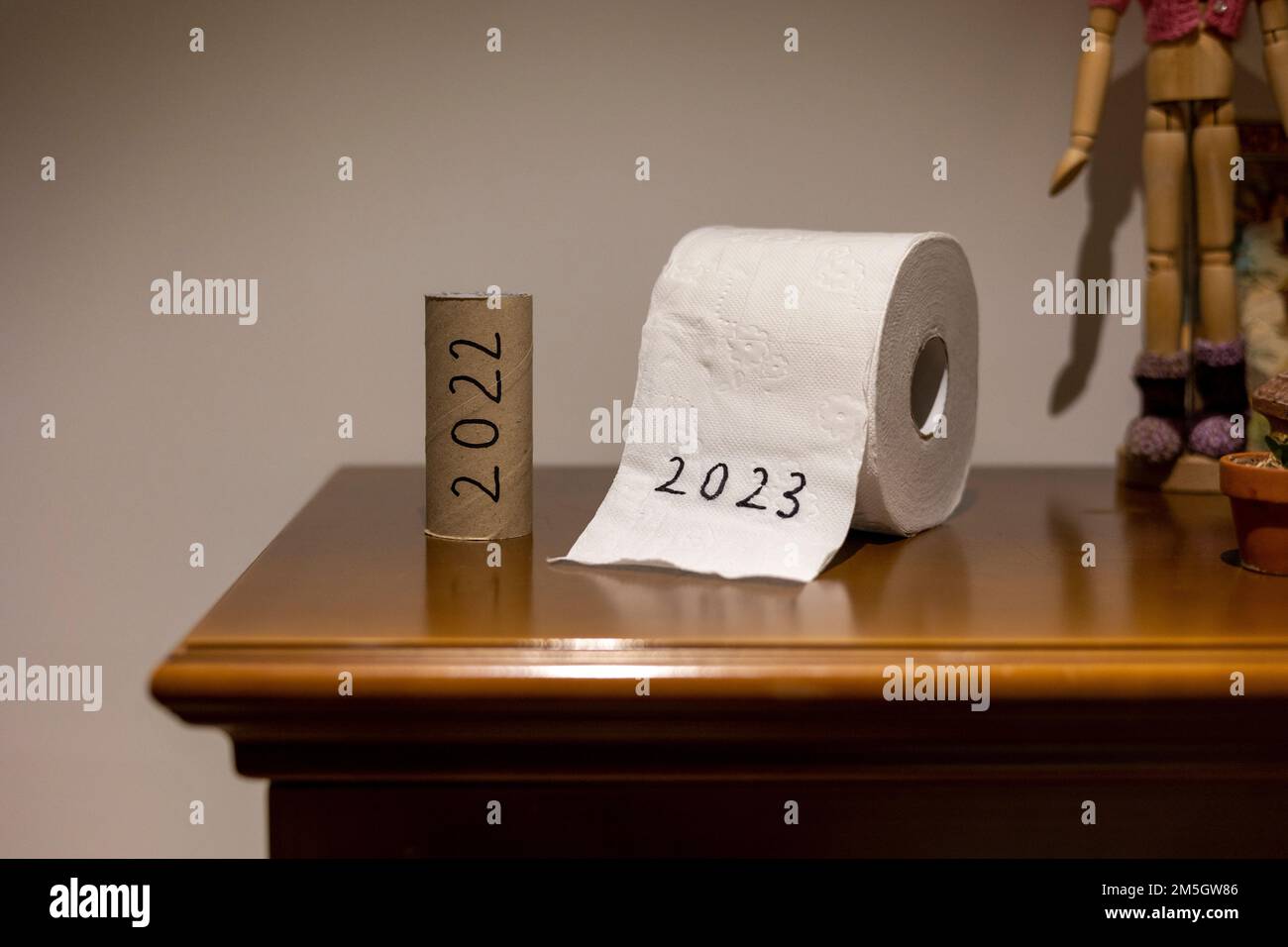 Les papiers toilette écrits en 2022 et 2023, ce qui signifie voir l'ancienne année aller et accueillir la nouvelle année dans Banque D'Images