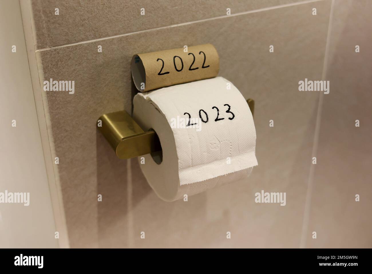 Les papiers toilette écrits en 2022 et 2023, ce qui signifie voir l'ancienne année aller et accueillir la nouvelle année dans Banque D'Images