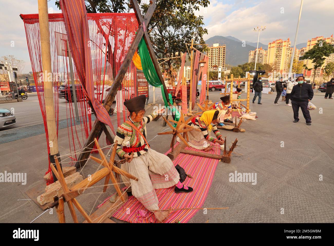 LIANGSHAN, CHINE - le 20 DÉCEMBRE 2022 - les gens participent à une exposition sur le patrimoine culturel immatériel pour accueillir la nouvelle année dans le préfet de Liangshan Banque D'Images