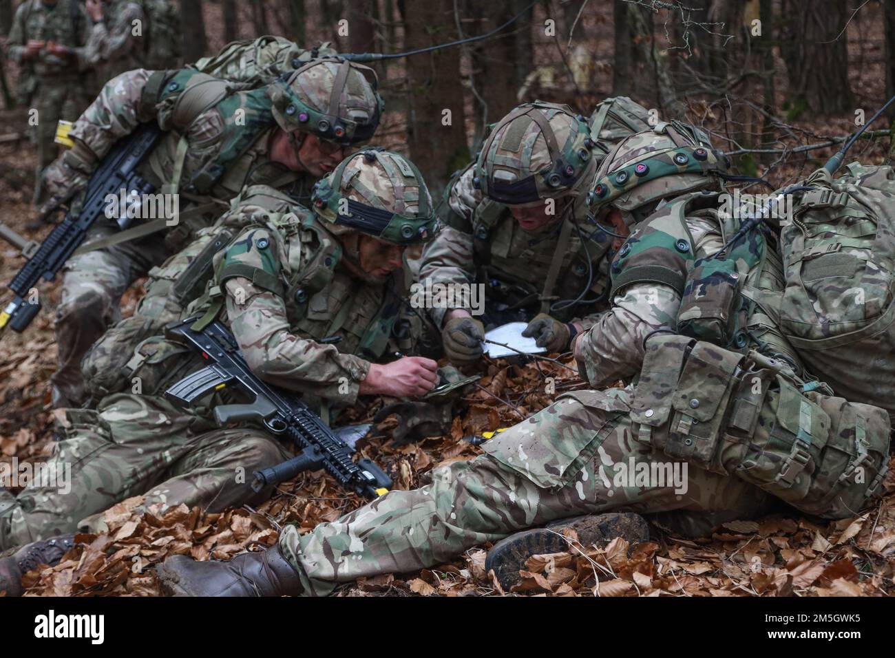 Les cadets de l'armée britannique suivent une formation dans la zone d'entraînement de Hohenfels, au Centre mixte multinational de préparation (JMRC), en Allemagne, au 17 mars 2022. La victoire dynamique, qui s'est déroulée du 9-27 mars 2022 à Hohenfels, en Allemagne, vise à évaluer et à confirmer la capacité de chaque officier des cadets à survivre et à se battre dans des opérations sur le terrain avant d'être mis en service dans l'Armée britannique. Il s'agit d'un exercice accéléré qui intègre toutes les phases d'une opération de déploiement et évalue les capacités de leadership et tactiques des cadets dans une gamme de tâches. Banque D'Images