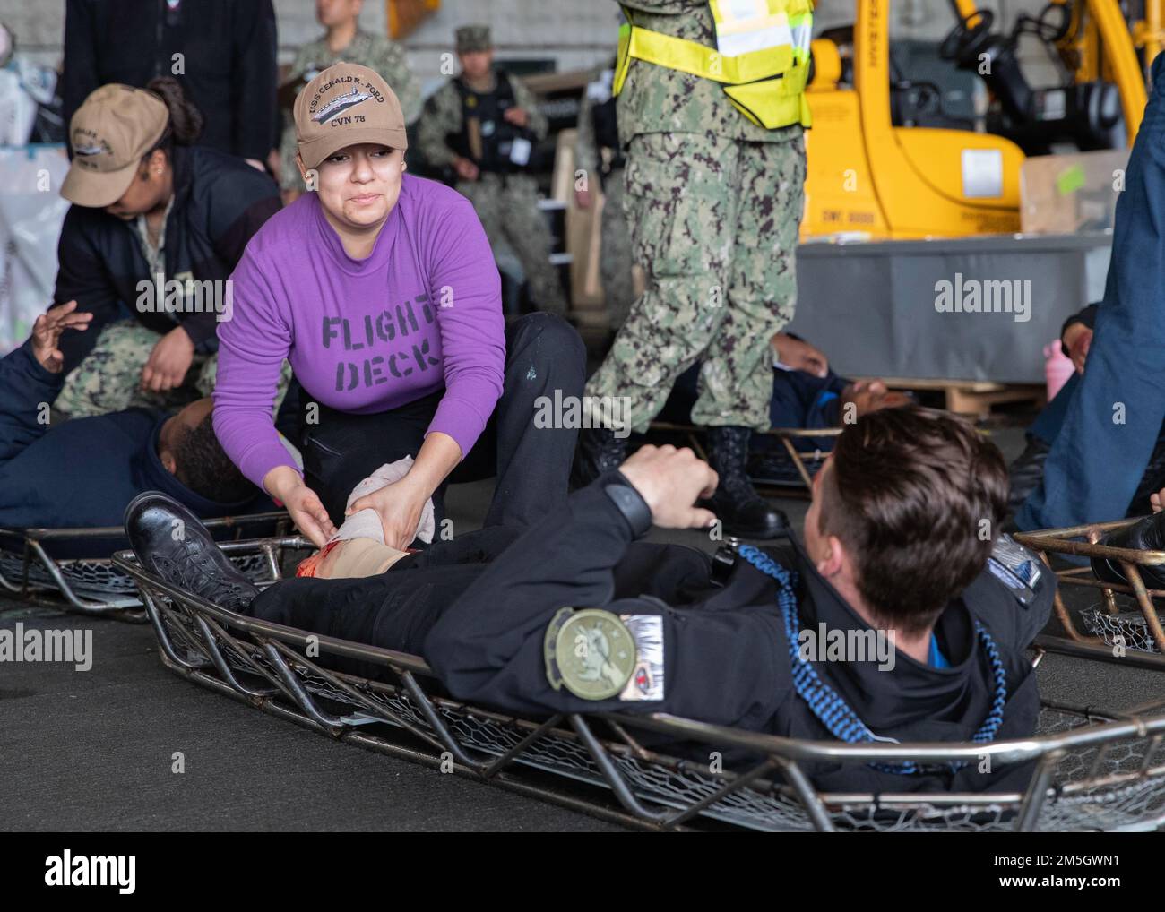 Aviation Boatswain's Mate (Fuels) 3rd classe Loredo Ortega, de Grand Rapids, Michigan, affecté au département aérien de l'USS Gerald R. Ford (CVN 78), traite un pied artificiel blessé au cours d'une simulation d'entraînement de victimes de masse, 17 mars 2022. Ford est dans le port de la Station navale de Norfolk et exécute une phase de base sur mesure avant le premier déploiement opérationnel du navire. Banque D'Images