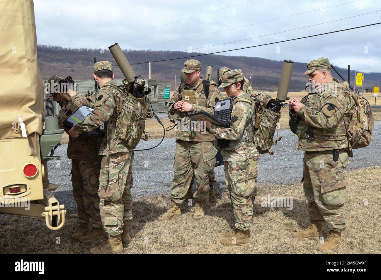 Les soldats de la Garde nationale de Pennsylvanie forment 17 mars 2022, à fort Indiantown Gap, en Pennsylvanie, sur le nouveau système de guerre électronique et de renseignement des signaux (TDEWS) démontés tactiques, qui a comblé une lacune importante dans la formation des soldats dans les spécialités militaires du renseignement (MOS). La Pennsylvanie est la première Garde nationale du pays à mettre le système sur le terrain, en préparation à la prochaine équipe de combat de la Brigade Stryker 56th, rotation du Centre national d'entraînement de la Division d'infanterie (CNT) 28th. Banque D'Images