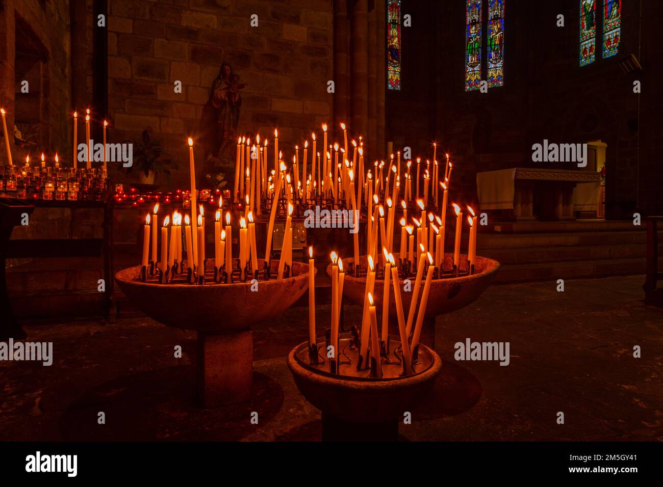 Intérieur de l'église Notre-Dame du bout du pont. Saint-Jean-Pied-de-Port est le point de départ du Camino Frances de Santiago de Compostela. Banque D'Images