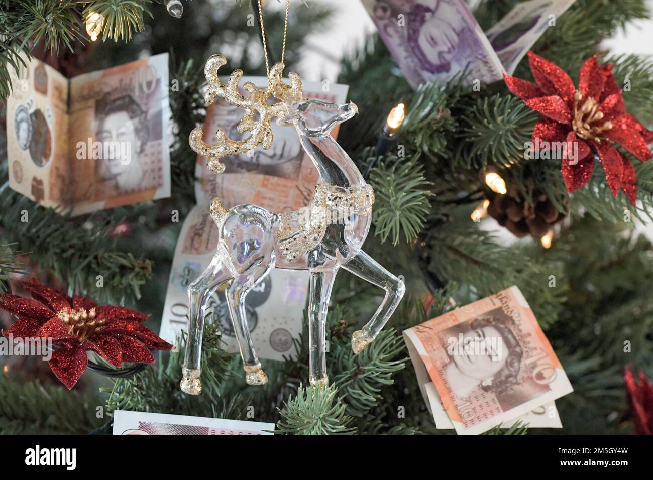 Arbre de Noël avec dix livres et vingt livres de notes comme décoration avec un verre et un renne d'or en premier plan, Noël cher Banque D'Images