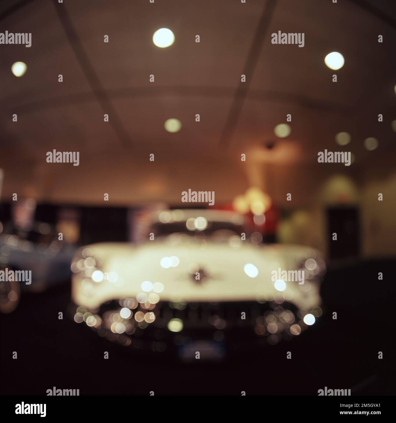 Image floue et floue d'une voiture prise avec un appareil photo de format moyen avec objectif Fish-eye Banque D'Images