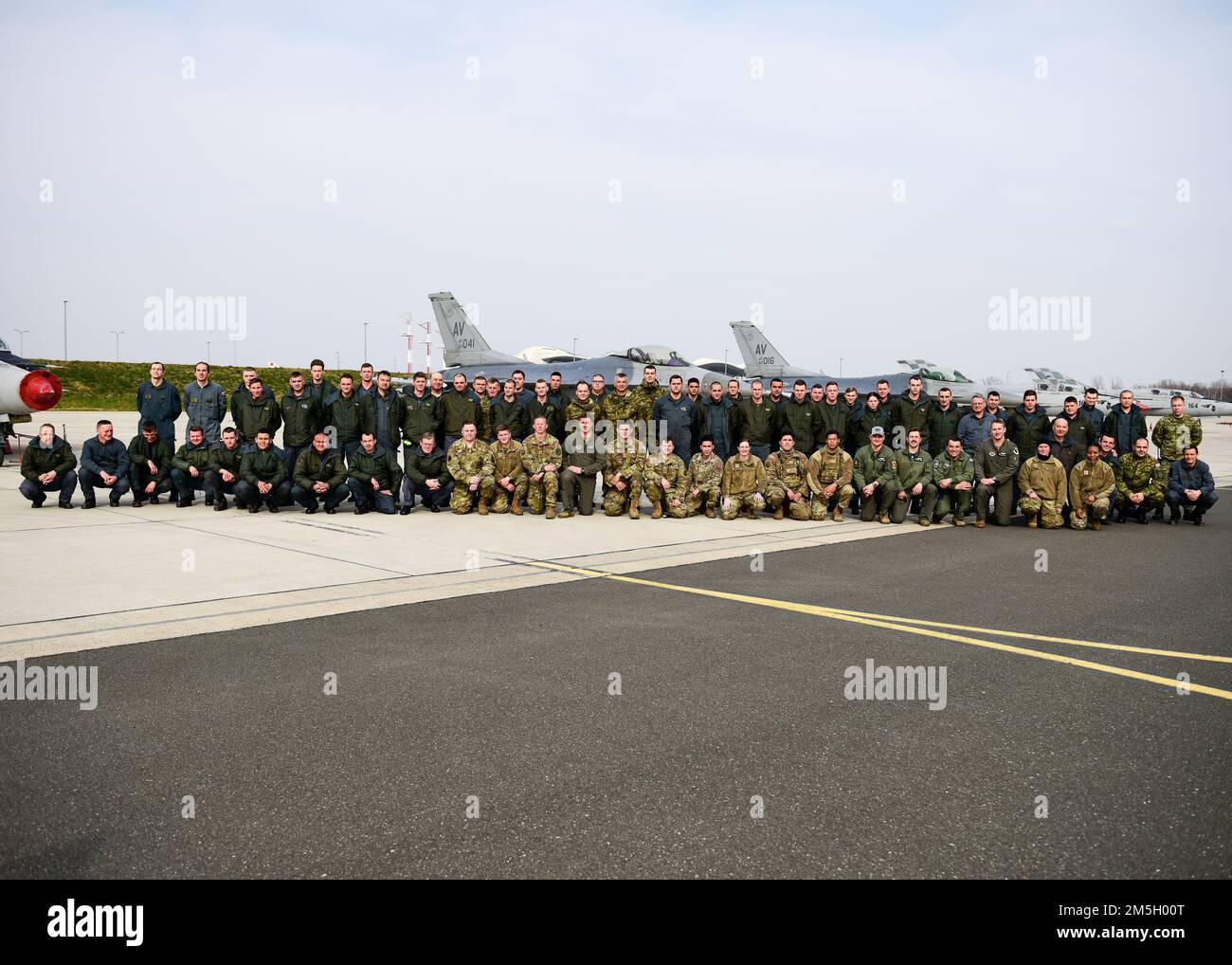 Des membres de l'aile de chasseurs 31st, base aérienne d'Aviano (Italie), posent pour une photo avec des membres de l'escadron de chasseurs 191st de l'Armée de l'air croate devant deux États-Unis La Force aérienne F-16C lutte contre les faucons et la MIG-21s croate lors de la conclusion des opérations d’emploi au combat Agile à la base aérienne croate de 91st à Pleso (17 mars 2022). Le 31st FW a exécuté des opérations ACE de routine avec des alliés croates dans une mission visant à améliorer la préparation nécessaire pour répondre à tout défi potentiel en Europe du Sud-est. Banque D'Images