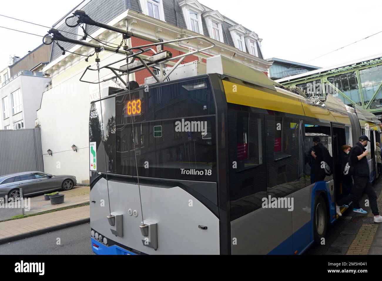 Trolleybus électrique avec brin mou pour le fonctionnement en ligne aérienne, fonctionnant en mode bi, sur batterie et sur secteur, Wuppertal, Allemagne Banque D'Images
