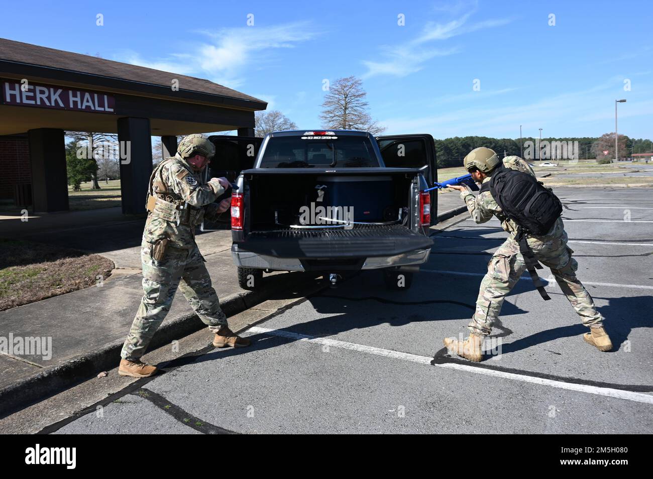 Des aviateurs affectés à l'escadron 19th des forces de sécurité recherchent un véhicule lors d'un exercice d'intervention d'urgence à la base aérienne de Little Rock, Arkansas (17 mars 2022). Le LRAFB a mené son exercice ROCKI 22-02 avec le soutien du Bureau fédéral d’enquête, du bureau de Sherriff du comté de Pulaski et du Service des incendies de Jacksonville afin d’évaluer la capacité de l’aile à répondre à diverses menaces à la sécurité. Banque D'Images
