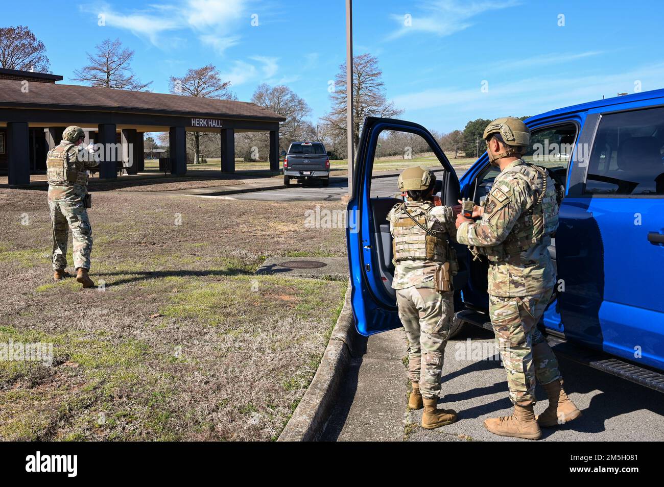 Des aviateurs affectés à l'escadron 19th des forces de sécurité assurent la sécurité du périmètre d'un bâtiment lors d'un exercice d'intervention d'urgence à la base aérienne de Little Rock, Arkansas, 17 mars 2022. Le LRAFB a mené son exercice ROCKI 22-02 avec le soutien du Bureau fédéral d’enquête, du bureau de Sherriff du comté de Pulaski et du Service des incendies de Jacksonville afin d’évaluer la capacité de l’aile à répondre à diverses menaces à la sécurité. Banque D'Images