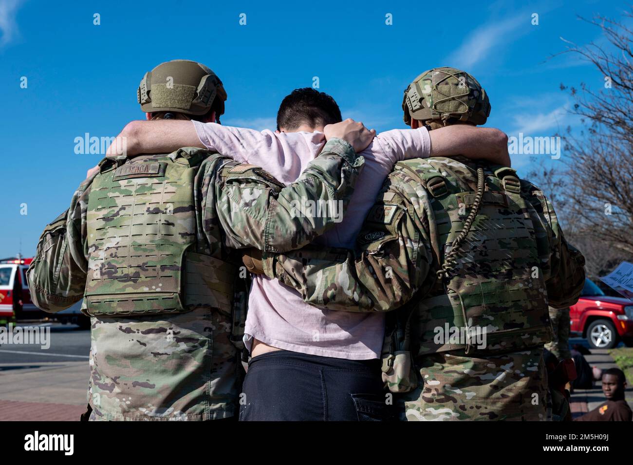 Des aviateurs affectés à l'escadron 19th des forces de sécurité escortent un homme aux services médicaux lors d'un exercice d'intervention d'urgence à la base aérienne de Little Rock, Arkansas, 17 mars 2022. Le LRAFB a mené son exercice ROCKI 22-02 avec le soutien du Bureau fédéral d’enquête, du bureau de Sherriff du comté de Pulaski et du Service des incendies de Jacksonville afin d’évaluer la capacité de l’aile à répondre à diverses menaces à la sécurité. Banque D'Images