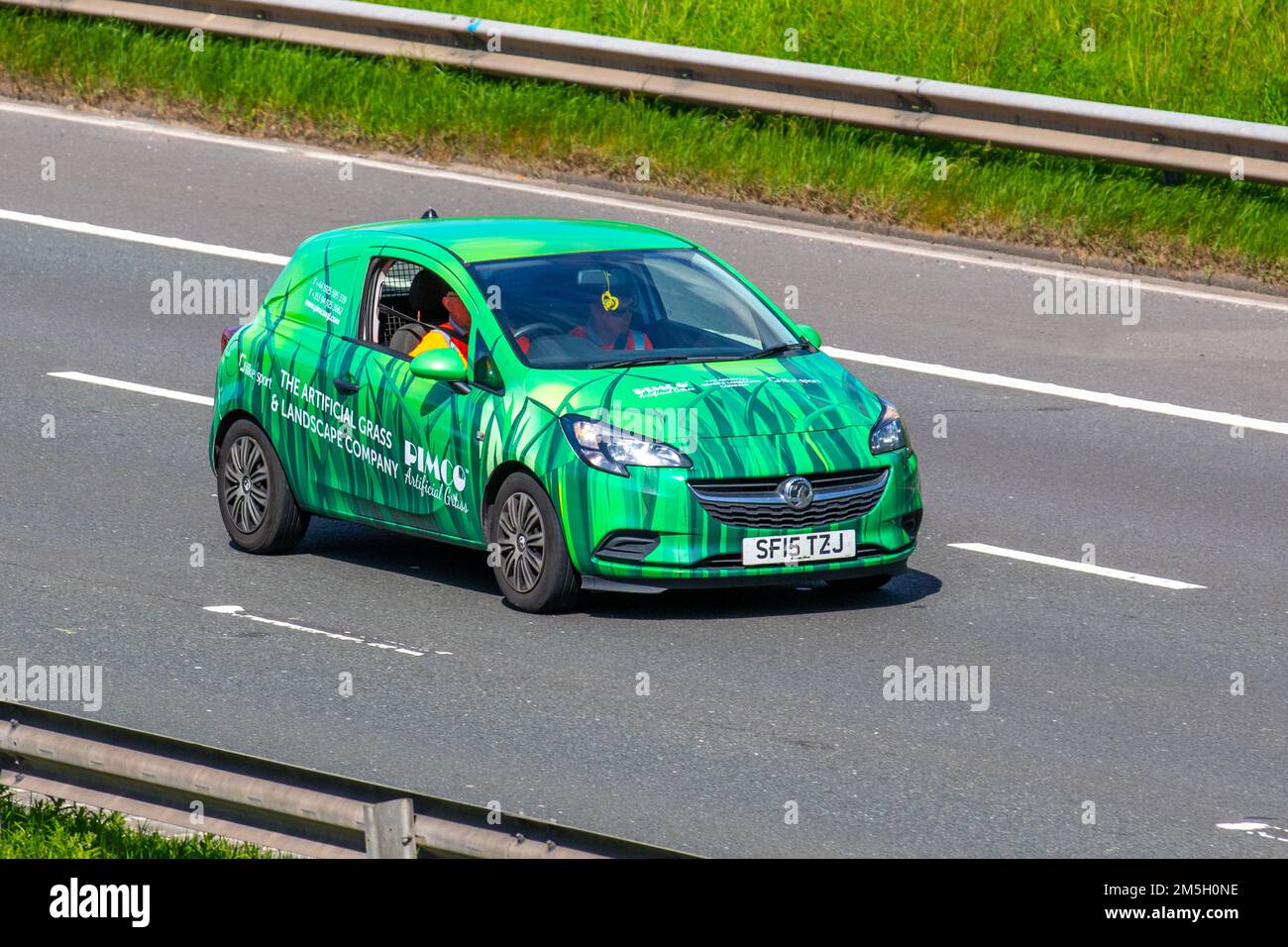 PIMCO, le véhicule vert de la société de gazon artificiel et de paysage sur le 2015 Vauxhall CORSA CDTI EXOFLEX S/S START STOP 1248cc véhicule commercial diesel à 5 vitesses ; sur l'autoroute M6 au Royaume-Uni Banque D'Images