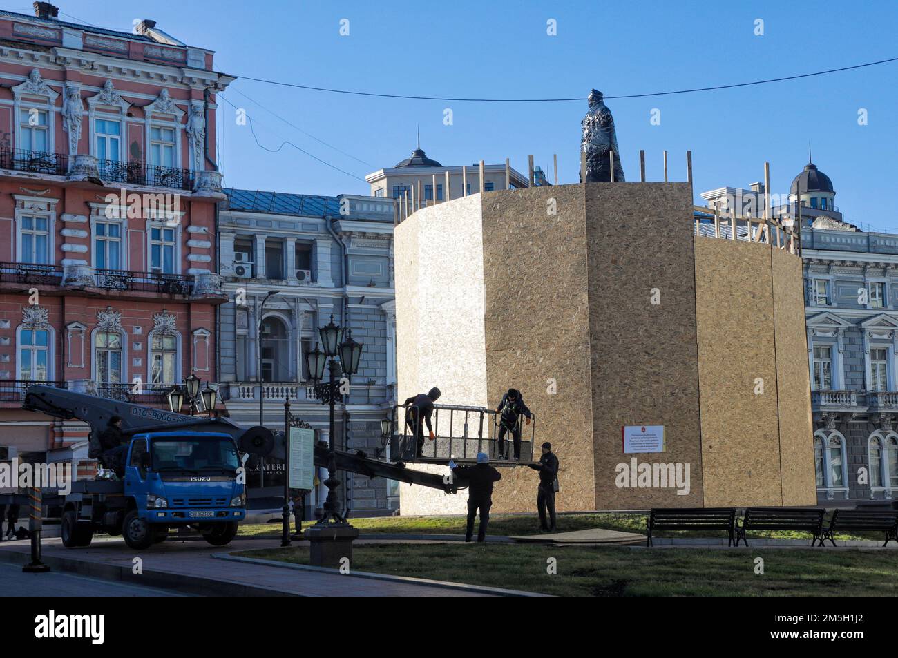 Non exclusif: ODESA, UKRAINE - 28 DÉCEMBRE 2022 - les employés des services publics utilisent une plate-forme de travail aérienne pour enlever les panneaux de particules qui scellent le au fondateur Banque D'Images