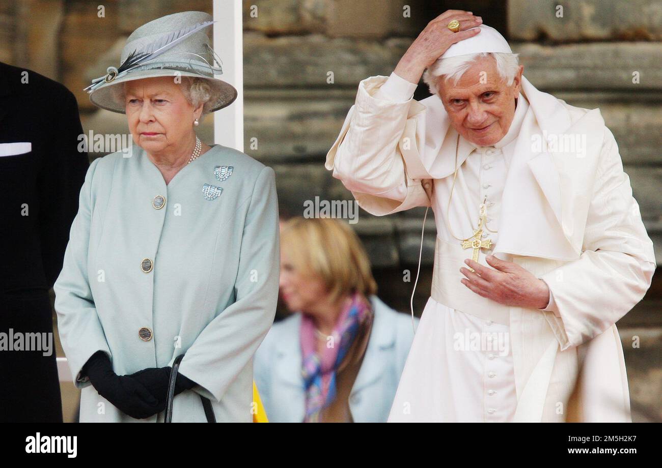 Photo répertoire, Italie. 15th janvier 2023. VISITE DU PAPE BENOÎT XVI AU ROYAUME-UNI. PHOTO AVEC LA REINE ELIZABETH II À ÉDIMBOURG la reine Elizabeth II rencontre le pape Benoît XVI au palais de Holyroodhouse à Édimbourg le premier jour de sa visite de quatre jours au Royaume-Uni. (Edinburgh - 2010-09-16, Photoshhot/Photoshhot) ps la photo peut être utilisée dans le contexte dans lequel elle a été prise, et sans intention diffamatoire de la décence des personnes représentées usage éditorial seulement crédit: Agence photo indépendante/Alamy Live News Banque D'Images