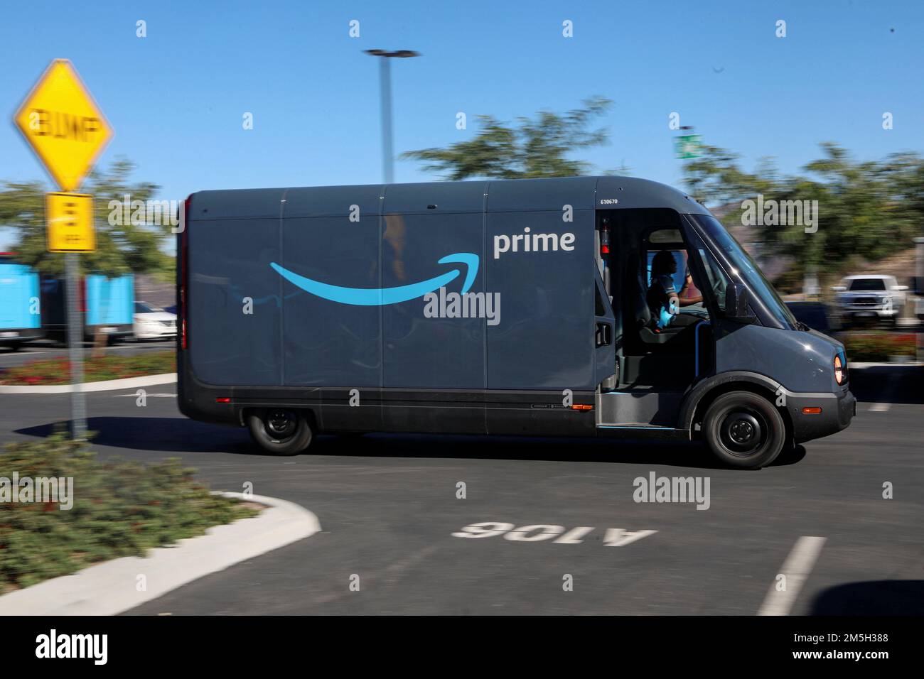 Un camion électrique Rivier acheté par Amazon est représenté sur la photo  et livré sur le site Amazon de Poway, Californie, États-Unis, 16 novembre  2022. REUTERS/Sandy Huffaker Photo Stock - Alamy