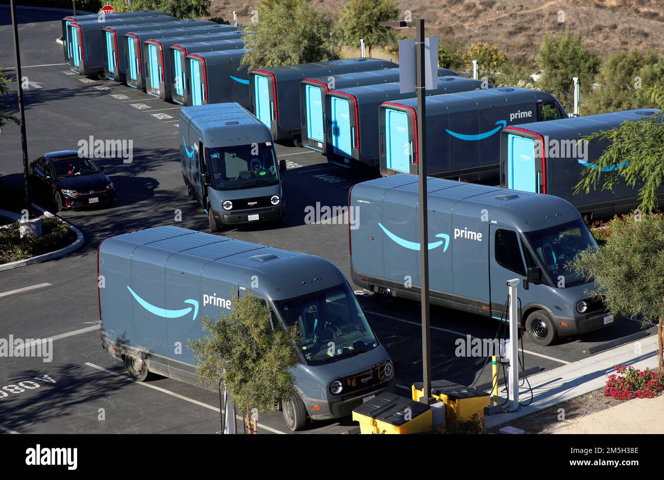Amazon Rivier Electric Trucks charge dans le parking d'un site Amazon à  Poway, Californie, États-Unis, 16 novembre 2022. REUTERS/Sandy Huffaker  Photo Stock - Alamy