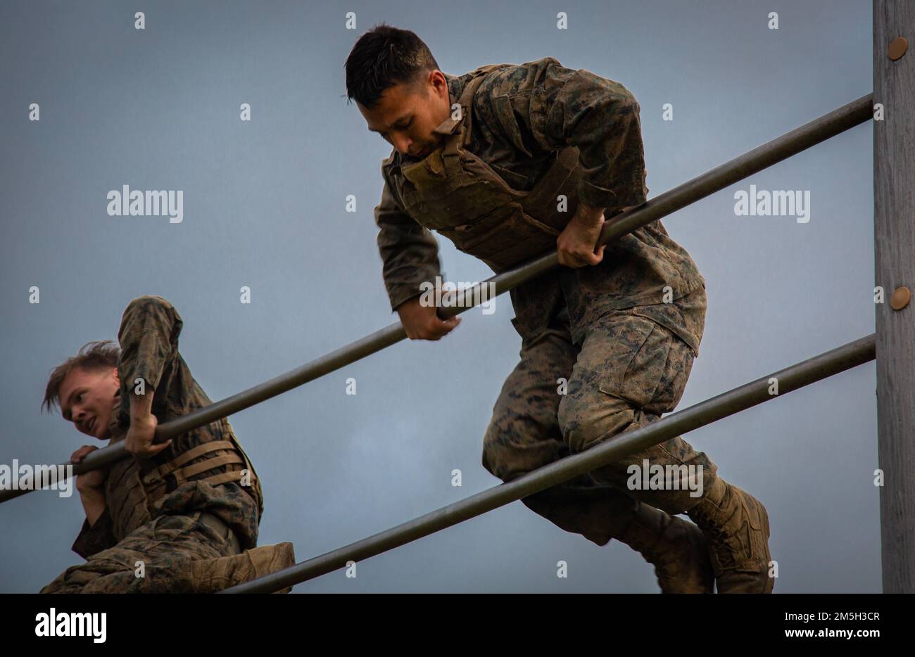 ÉTATS-UNIS Marines avec 2nd Bataillon, 7th Marine Regiment, 1st Marine Division, naviguer à travers un cours d'obstacle pendant l'événement culminant d'un cours d'instructeur d'arts martiaux sur le Camp Schwab, Okinawa, Japon, 17 mars 2022. Le cours MAÏ du corps des Marines comprenait trois semaines d'entraînement, dont un combat manuel, une instruction d'ethos guerrier, un travail de combat et un entraînement d'armes de secours. Les MAÏ certifient les Marines pour former et tester d’autres Marines à divers niveaux de la ceinture du Programme des arts martiaux du corps des Marines, ce qui augmente leurs capacités physiques et leur état de préparation. Banque D'Images