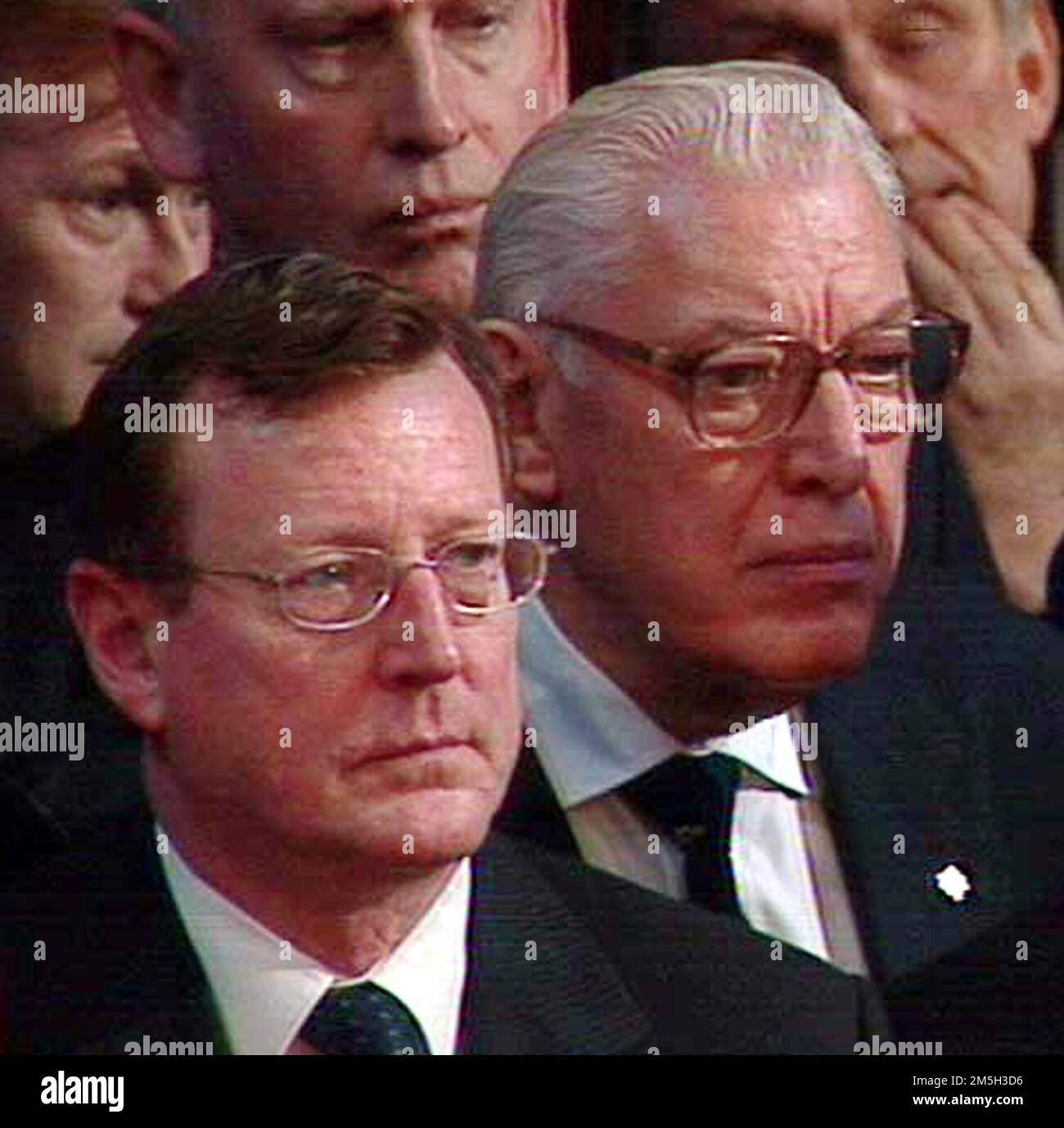 Photo du dossier datée du 17/11/99, de David Trimble (à gauche), chef du Parti unioniste d'Ulster, et de Ian Paisley, chef du Parti unioniste démocratique. Le gouvernement a insisté pour que la RUC conserve le pouvoir de prendre des décisions sur les défilés litigieux la première année où de graves violences éclatent à Drumcree. Date de publication : jeudi 29 décembre 2022. Banque D'Images