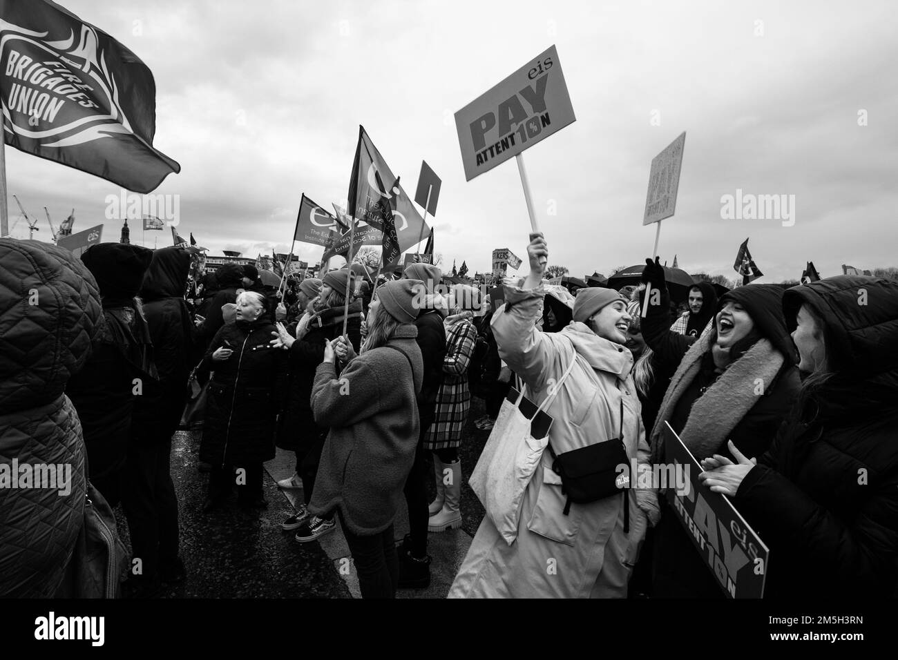 Rassemblement de l'Institut d'éducation d'Écosse tenu à Glasgow Green après une matinée d'activité de ligne de piquetage dans les écoles du pays Banque D'Images