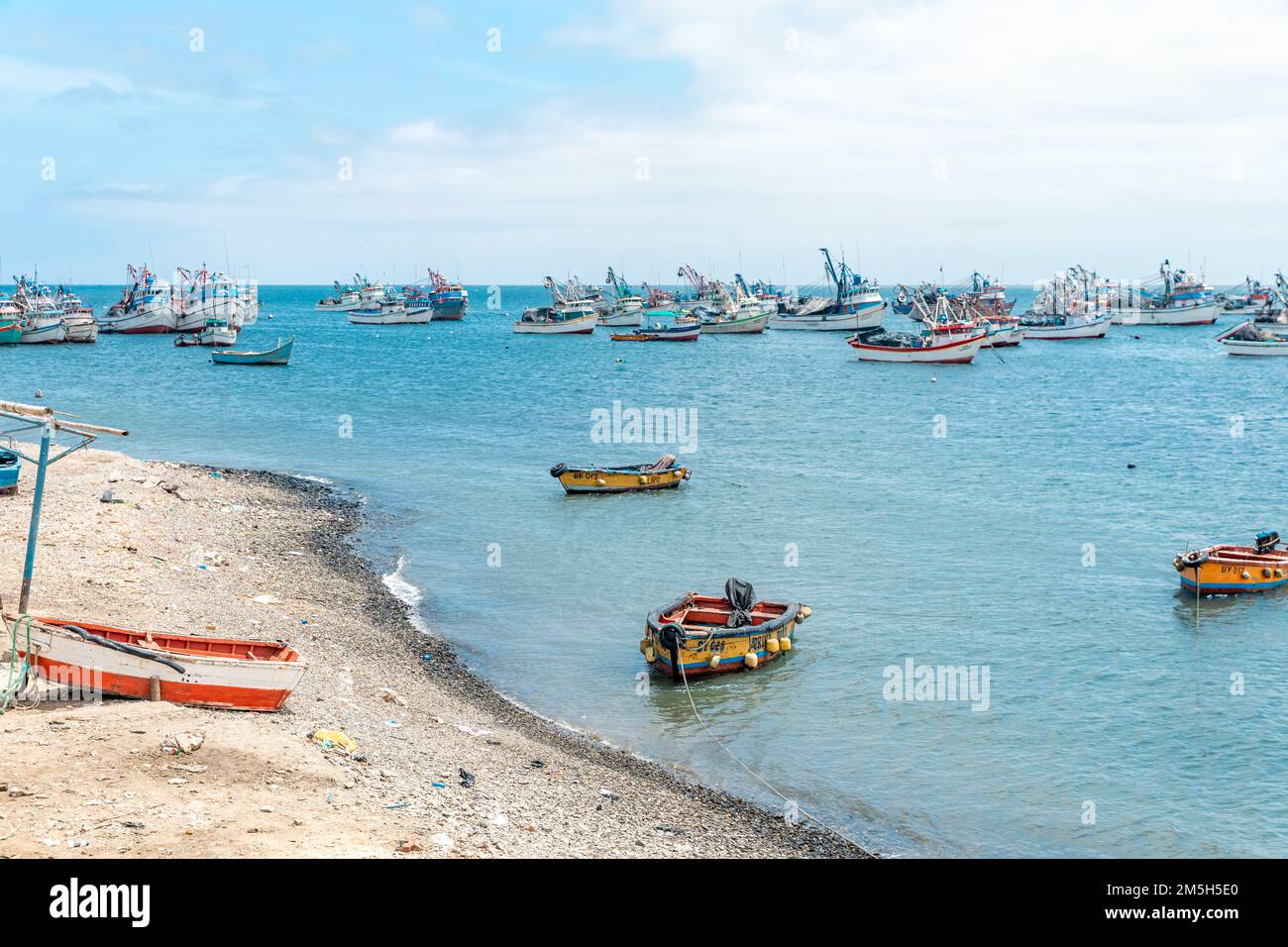 Pérou - 21 septembre 2022 : bateaux de pêche dans l'océan sur les rives du village Banque D'Images