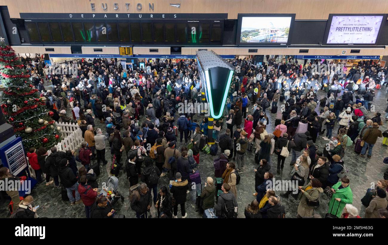 Les passagers regardent les panneaux d'affichage à la gare d'Euston à Londres à la suite d'une grève des membres de l'Association du personnel des transports salariés (TSSA). Date de la photo: Jeudi 29 décembre 2022. Banque D'Images