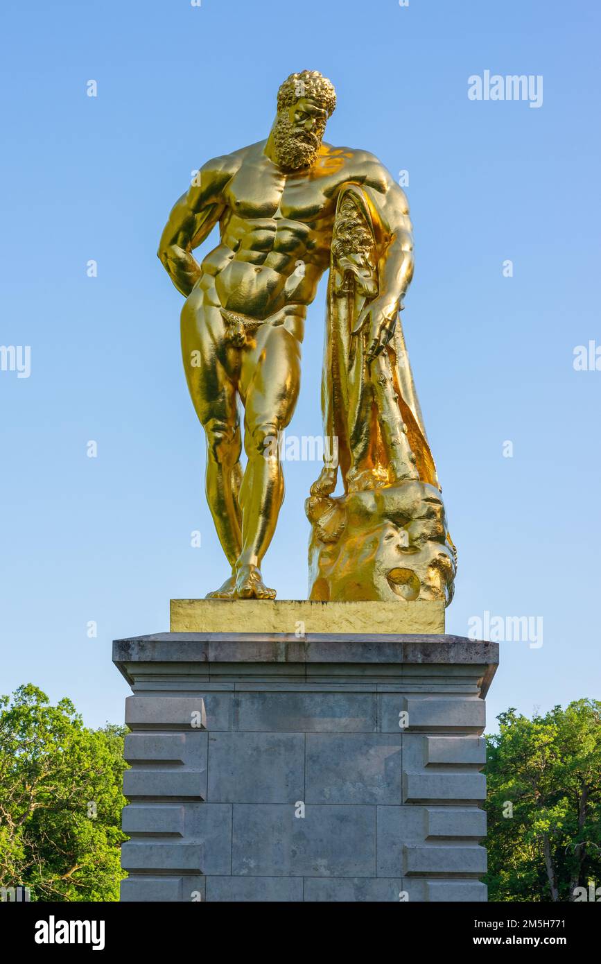 Maincy, France - 21 mai 2022 : vue rapprochée d'une sculpture à feuilles d'or représentant une copie d'un Hercule hellénistique dans un ga classique français Banque D'Images
