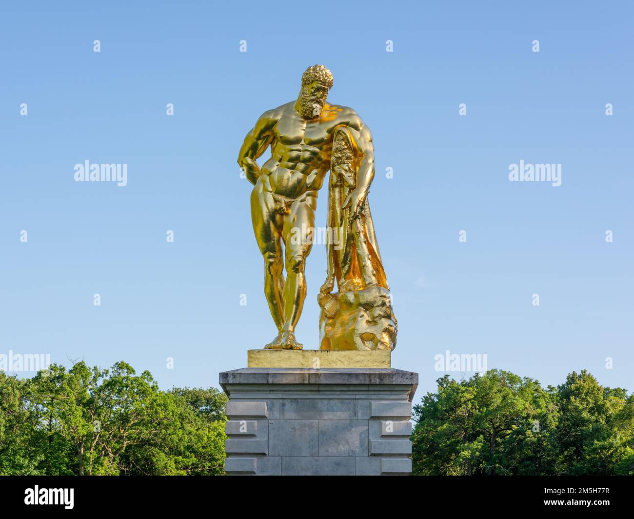Maincy, France - 21 mai 2022 : vue rapprochée d'une sculpture à feuilles d'or représentant une copie d'un Hercule hellénistique dans un ga classique français Banque D'Images