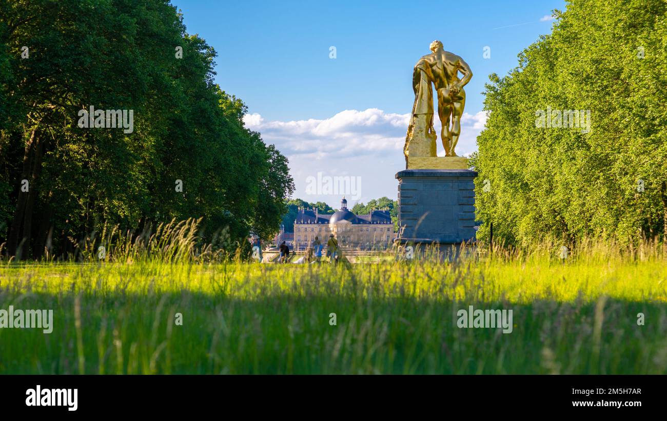 Maincy, France - 21 mai 2022: Une vue de derrière une sculpture à feuilles d'or représentant une copie d'un Hercule hellénistique dans un classique français Banque D'Images
