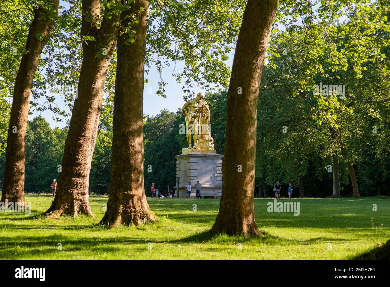 Maincy, France - 21 mai 2022 : vue depuis une allée de jardin bordée de sycomores d'une sculpture à feuilles d'or représentant une copie d'un hellénistique Banque D'Images