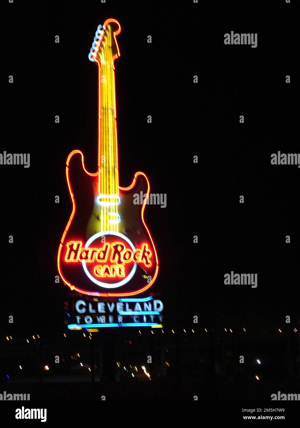 Ohio & Erie Canalway - tout éclairé au Hard Rock Cafe. La célèbre guitare au néon du Hard Rock Cafe de Cleveland illumine la nuit le long du canal Érié. Lieu: Cleveland, Ohio (41,497° N 81,694° O) Banque D'Images