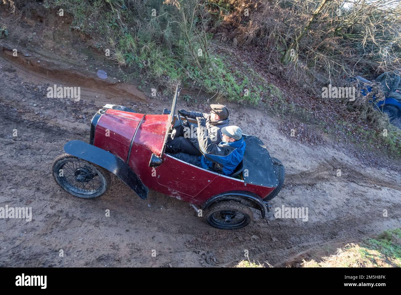 Dave Wilcox Memorial Trial, LockWell Hill Activity Centre, Farnsfield, Nottinghamshire, Angleterre, Royaume-Uni. 29th décembre 2022. Les membres du club automobile d'Austin 7 avant la guerre qui participent aux épreuves de la colline du Mémorial Dave Wilcox dans des conditions très humides et boueuses après des jours de pluie constante. Crédit : Alan Keith Beastaall/Alay Live News Banque D'Images