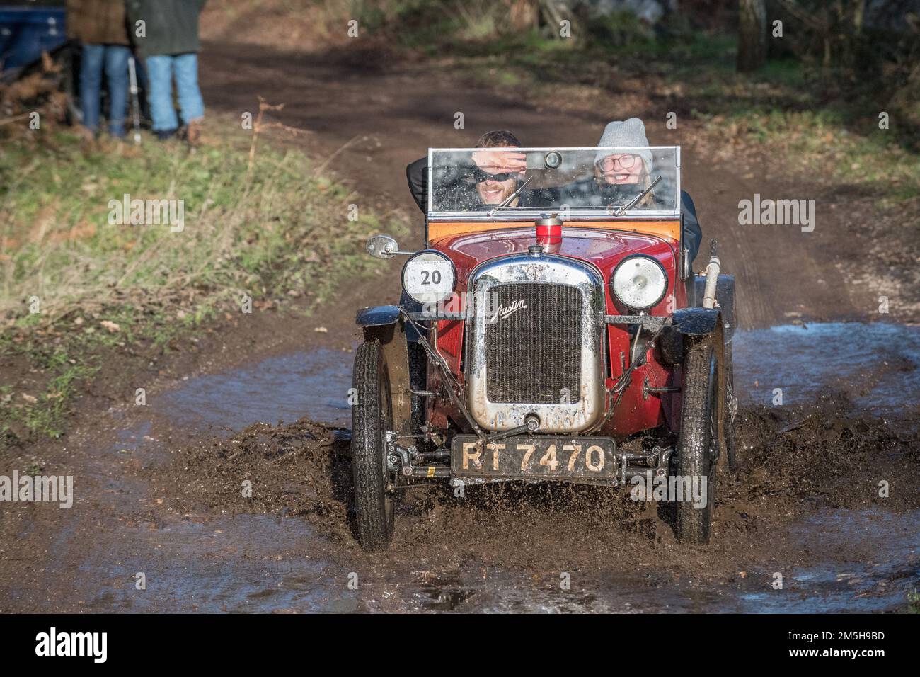 Dave Wilcox Memorial Trial, LockWell Hill Activity Centre, Farnsfield, Nottinghamshire, Angleterre, Royaume-Uni. 29th décembre 2022. Les membres du club automobile d'Austin 7 avant la guerre qui participent aux épreuves de la colline du Mémorial Dave Wilcox dans des conditions très humides et boueuses après des jours de pluie constante. Crédit : Alan Keith Beastaall/Alay Live News Banque D'Images