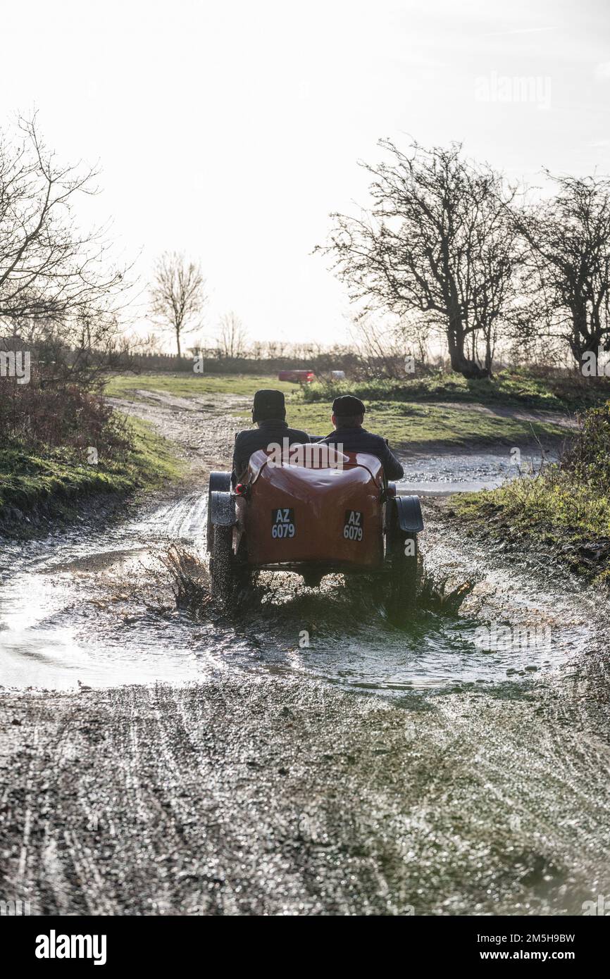 Dave Wilcox Memorial Trial, LockWell Hill Activity Centre, Farnsfield, Nottinghamshire, Angleterre, Royaume-Uni. 29th décembre 2022. Les membres du club automobile d'Austin 7 avant la guerre qui participent aux épreuves de la colline du Mémorial Dave Wilcox dans des conditions très humides et boueuses après des jours de pluie constante. Crédit : Alan Keith Beastaall/Alay Live News Banque D'Images