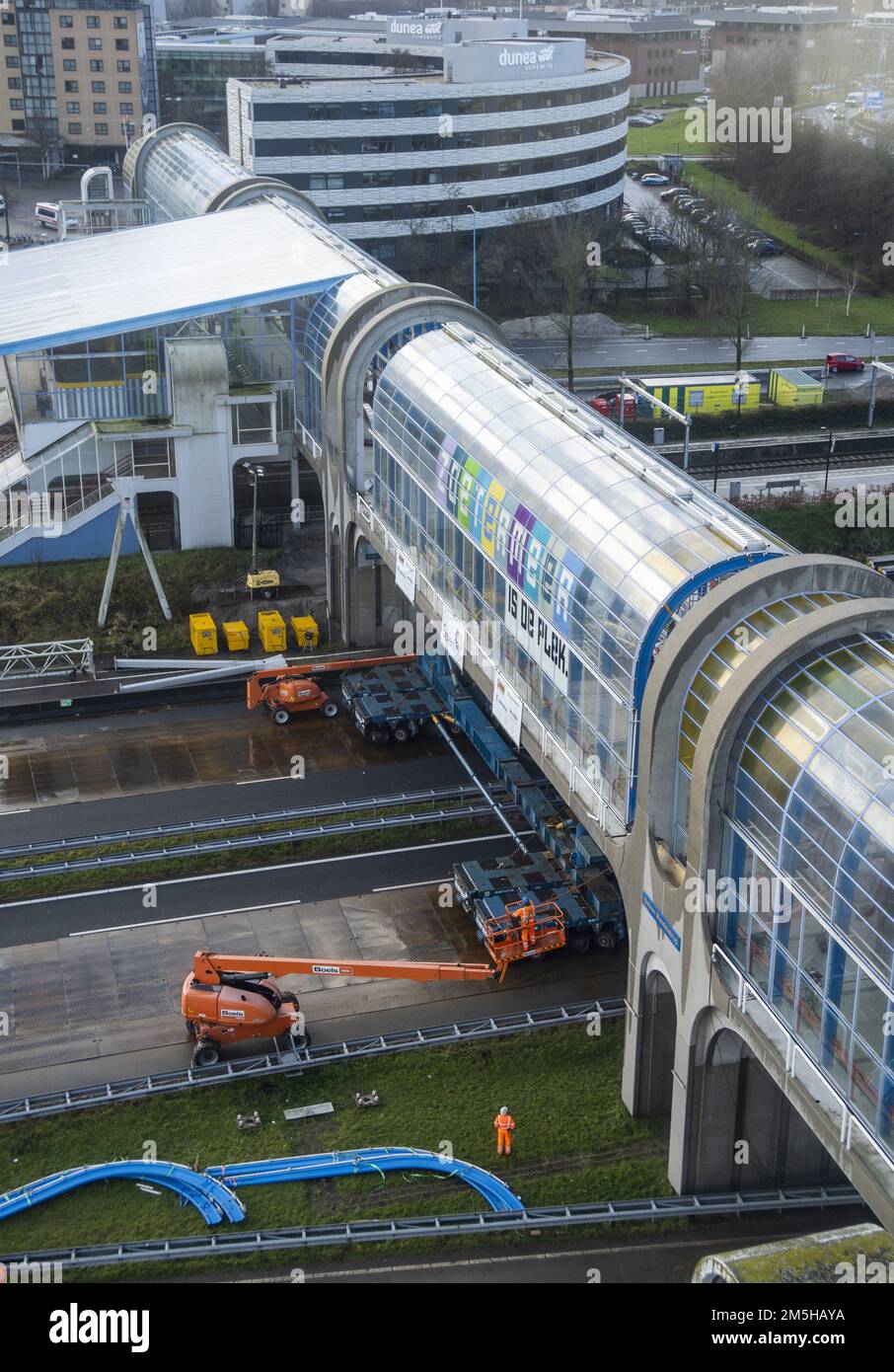 ZOETERMEER - la section de pont du pont Nelson Mandela au-dessus du A12 sera enlevée. Au début de décembre, la municipalité a fermé le pont sur établi et a sauté parce qu'il y avait un risque possible d'effondrement. La raison en a été deux enquêtes sur les fissures dans la construction. ANP LEX VAN LIESHOUT pays-bas - belgique OUT Banque D'Images