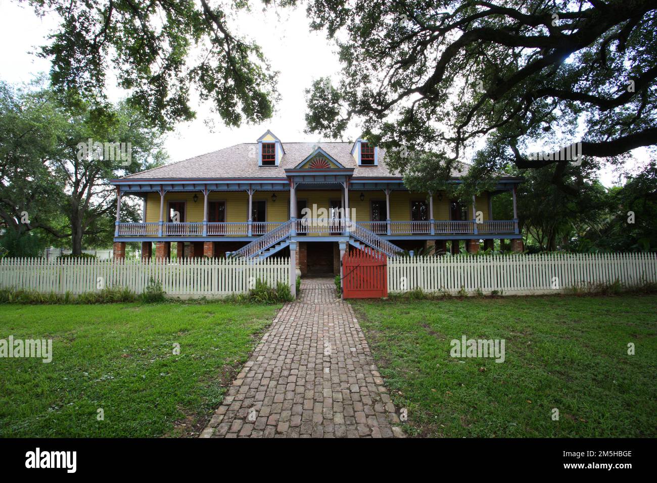 Great River Road - Laura : une plantation créole. L'entrée à la plantation Laura comprend des chênes vivants, des plantations typiques d'une époque passée et des détails peints de couleurs vives sur la maison de plantation. Louisiane Banque D'Images