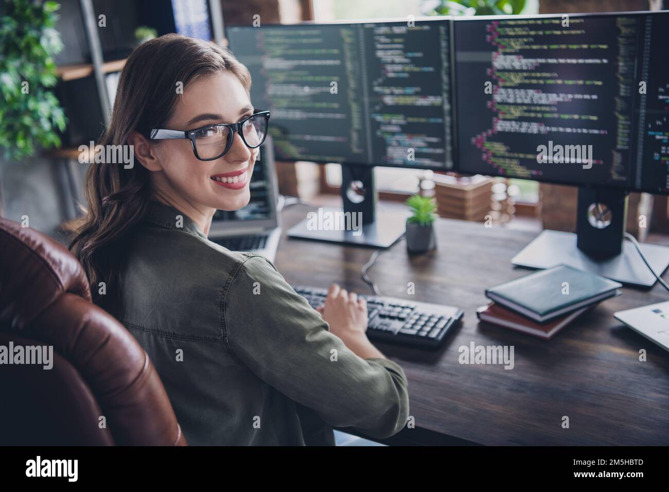Photo du développeur professionnel ingénieur matériel travaillant sur le site du programme moderne renouveler le système d'exploitation de la salle de travail intérieure Banque D'Images
